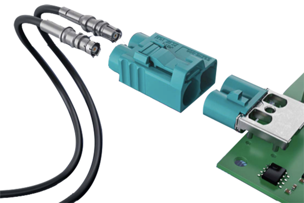 汽車射頻線束是指用于傳輸無(wú)線電信號(hào)的電線束，通常位于汽車內(nèi)部。它通常由多根電線組成，包括信號(hào)線、電源線和地線等。這些電線通過(guò)一定的結(jié)構(gòu)形式將它們組織在一起，以便更好地傳輸信號(hào)和減少干擾。