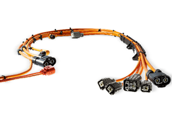 新能源高壓線束是指用于傳輸高壓電力和信號(hào)的電線束，通常用于電動(dòng)汽車、混合動(dòng)力汽車和其他新能源設(shè)備中。與傳統(tǒng)汽車相比，新能源車輛使用更高電壓的電力系統(tǒng)，因此需要使用高壓線束來(lái)傳輸電能。